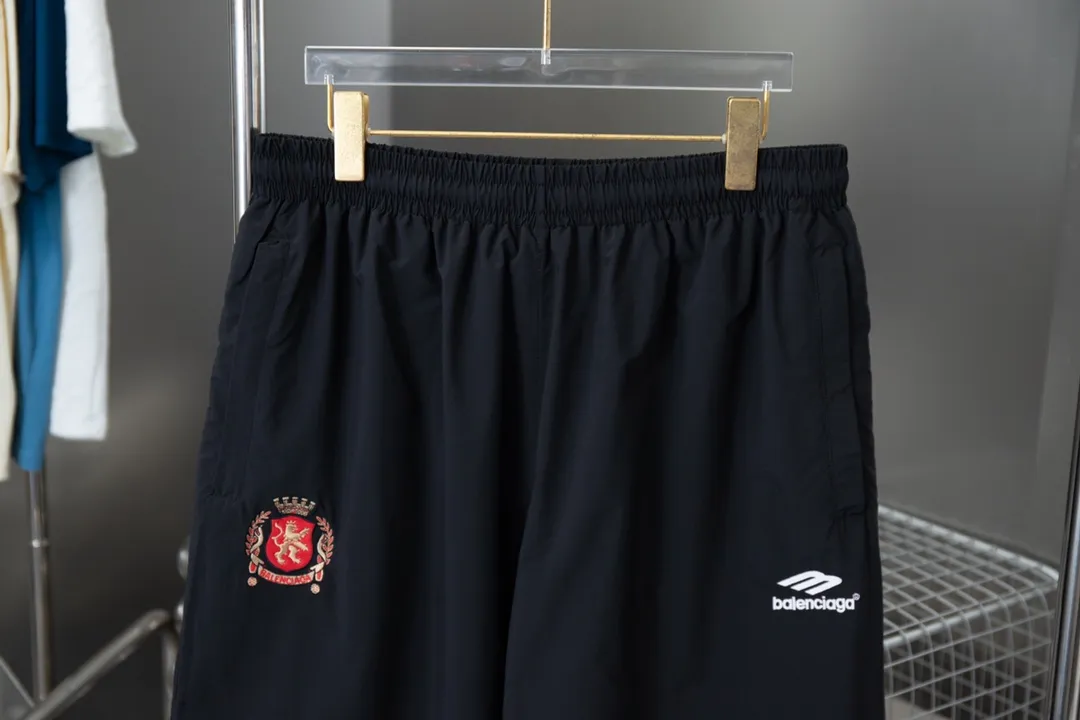 Balenciaga 𝘽𝘼𝙇𝙀𝙉𝘾𝙄𝘼𝙂𝘼 BLCG Manchester United embroidered white striped sweatpants Light luxury essential item for daily commuting for men and women Feel free to compare the correct version Detailed features · Made of 360g pure cotton double yarn fish scale terry fabric · Imported Tajima high-speed embroidery machine with thousands of needle embroidery technology · The back body adopts white stripe inlay technology · Double-needle stitching and cross-stitch technology · Original main mark, washed tag and moisture-proof paper packaging Color: Black Size: 46/48/50/52